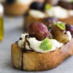 Рецепт Брускетт с печеным виноградом, сыром и бальзамиком