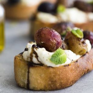 Рецепт Брускетт с печеным виноградом, сыром и бальзамиком