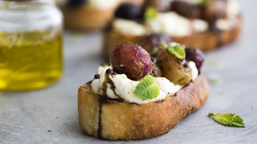 Рецепт брускетт с печеным виноградом, сыром и бальзамиком