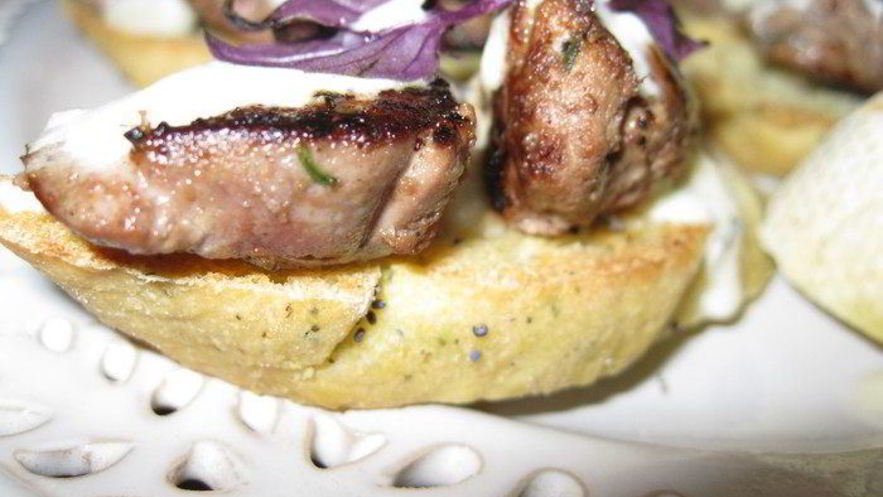 Рецепт брускетт с печенью кролика и винным соусом на кукурузном хлебе