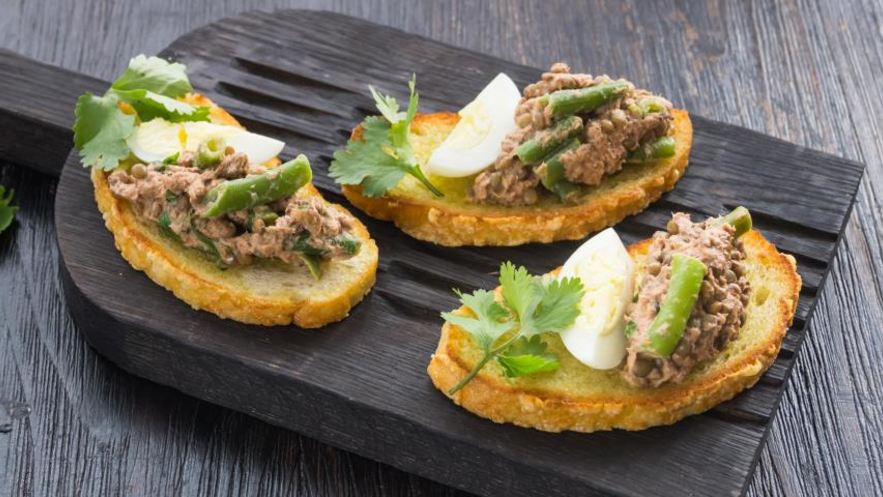 Рецепт брускетт с салатом из тунца с чечевицей