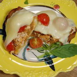 Рецепт Бутербродов с курицей, моцареллой и красным песто