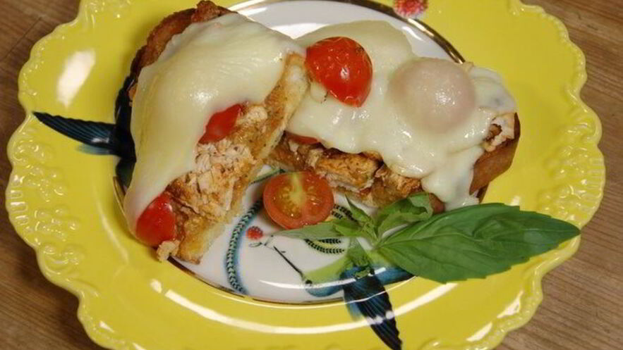 Рецепт бутербродов с курицей, моцареллой и красным песто