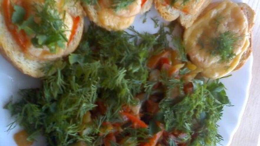 Рецепт горячих бутербродов с овощами и сыром