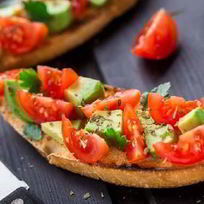 Итальянская брускетта с помидорами и авокадо