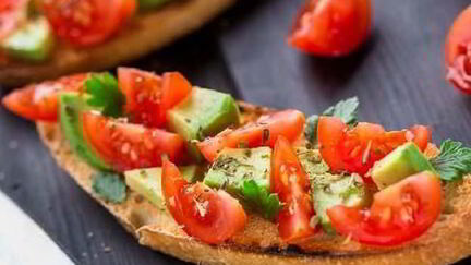 Рецепт Итальянской брускетты с помидорами и авокадо