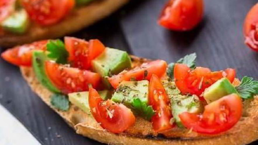 Рецепт итальянской брускетты с помидорами и авокадо