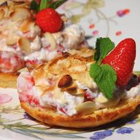 Сладкая брускетта с рикоттой и клубникой