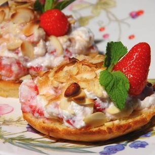 Рецепт Сладкой брускетты с рикоттой и клубникой