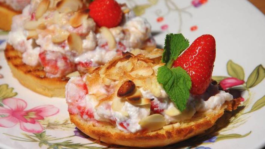 Рецепт сладкой брускетты с рикоттой и клубникой