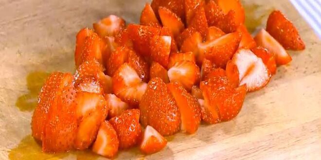 Рецепт сладкой брускетты с рикоттой и клубникой