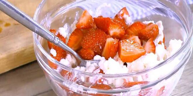 Рецепт сладкой брускетты с рикоттой и клубникой