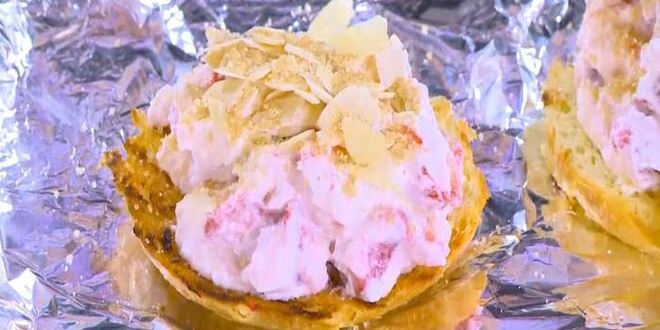 Рецепт сладкой брускетты с рикоттой и клубникой