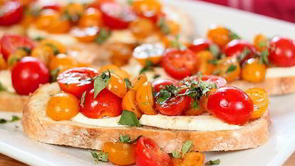Рецепт Теплой брускетты с помидорами и сыром