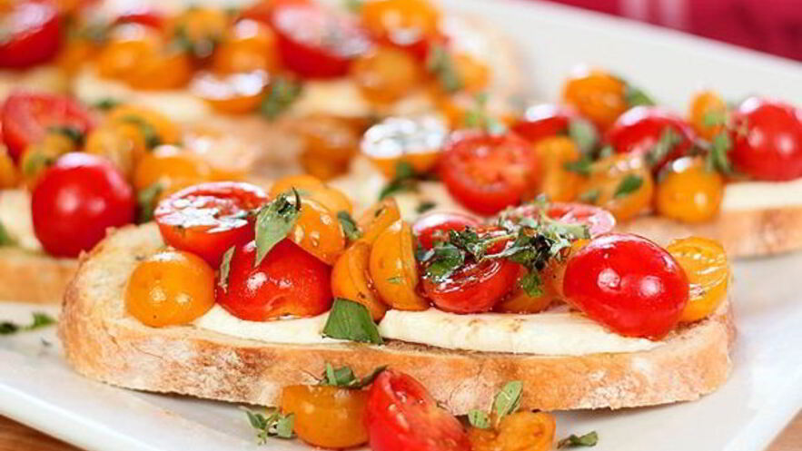 Рецепт теплой брускетты с помидорами и сыром