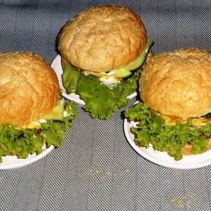 Рецепт Бургера с курицей, омлетом и огурцом