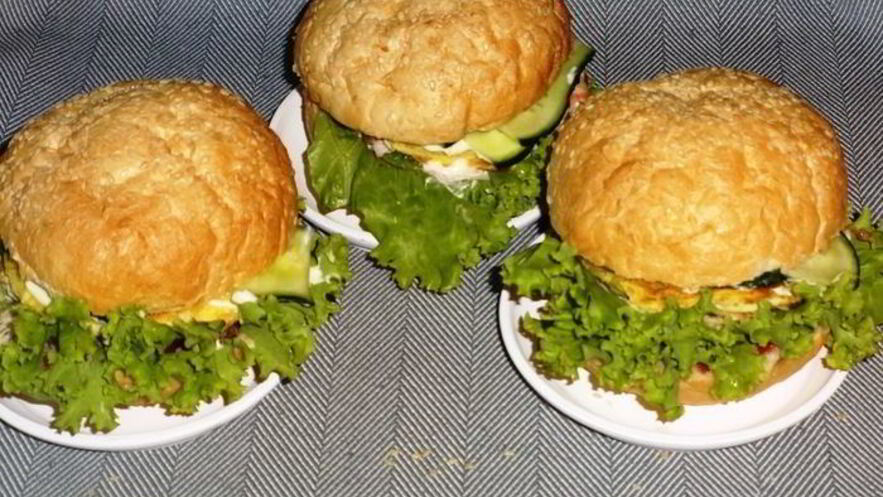 Рецепт бургера с курицей, омлетом и огурцом