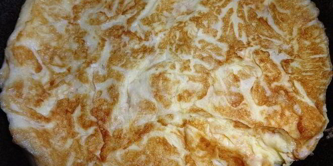 Рецепт бургера с курицей, омлетом и огурцом