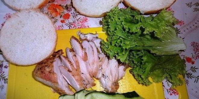 Рецепт бургера с курицей, омлетом и огурцом