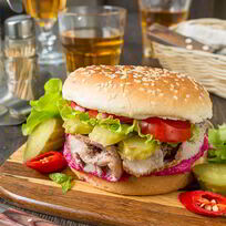 Бургер со свиной шеей и свекольным кремом