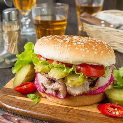 Рецепт Бургера со свиной шеей и свекольным кремом