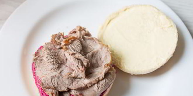 Рецепт бургера со свиной шеей и свекольным кремом