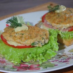 Рецепт Бургеров с котлетками из семги и каперсов