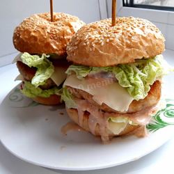 Рецепт Бургеров с мясным фаршем, помидорами и листьями салат