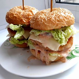 Рецепт Бургеров с мясным фаршем, помидорами и листьями салат