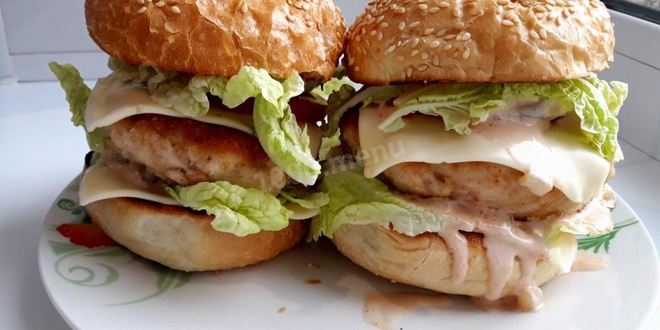 Рецепт бургеров с мясным фаршем, помидорами и листьями салат