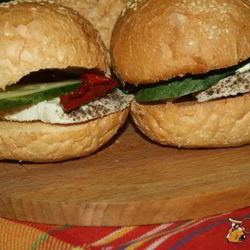 Рецепт Бургеров с отварным куриным филе и вялеными томатами