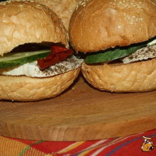 Рецепт Бургеров с отварным куриным филе и вялеными томатами