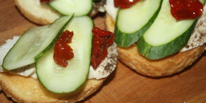 Рецепт бургеров с отварным куриным филе и вялеными томатами