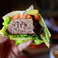 Гамбургер на салатных листьях