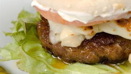 Рецепт Горячих гамбургеров с брынзой и говядиной