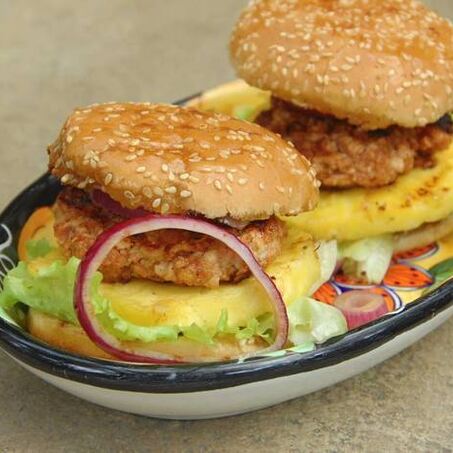 Рецепт Куриного бургера с ананасом и красным луком