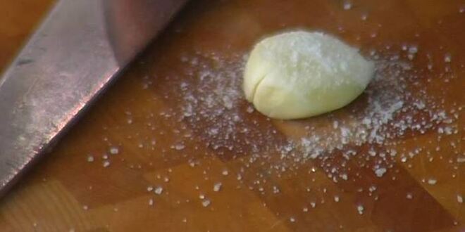 Рецепт куриного бургера с ананасом и красным луком