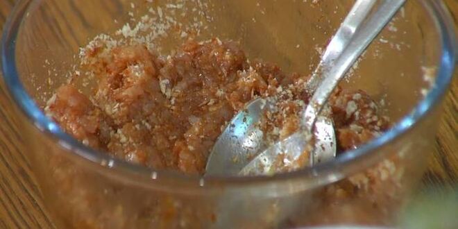 Рецепт куриного бургера с ананасом и красным луком