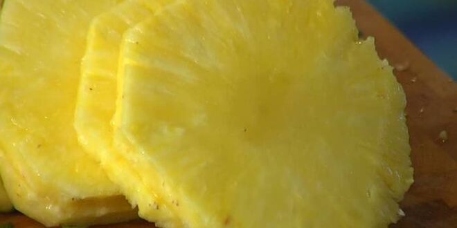 Рецепт куриного бургера с ананасом и красным луком