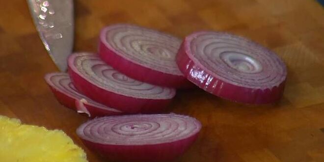 Рецепт куриного бургера с ананасом и красным луком