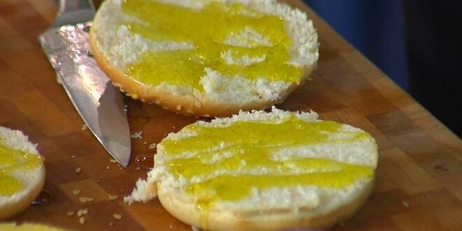 Рецепт куриного бургера с ананасом и красным луком