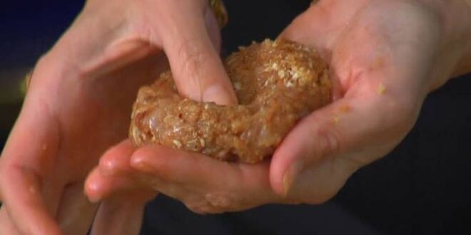 Рецепт куриного бургера с ананасом и красным луком