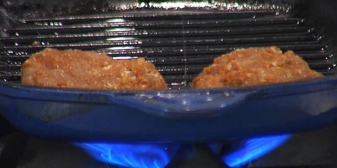 Рецепт куриного бургера с ананасом и красным луком