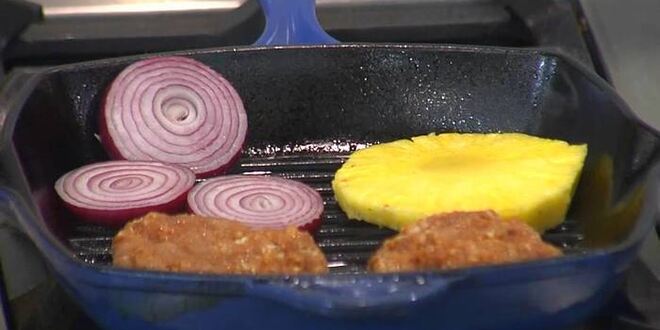 Рецепт куриного бургера с ананасом и красным луком