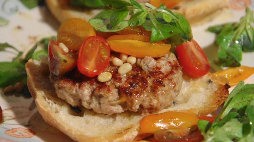 Рецепт открытого сицилийского бургера с помидорами
