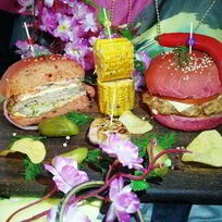 Розовый бургер с нежнейшей котлетой