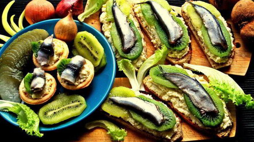 Рецепт бутерброда килька, картошка, киви