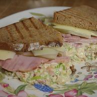 Рецепт Бутерброда с ветчиной, квашеной капустой, яблоками и сыром