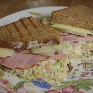 Рецепт Бутерброда с ветчиной, квашеной капустой, яблоками и сыром