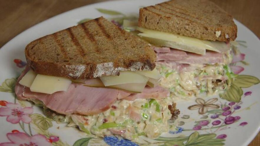 Рецепт бутерброда с ветчиной, квашеной капустой, яблоками и сыром